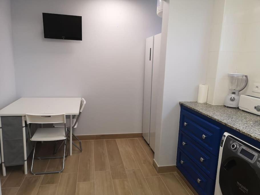 Hostal Mari En La Laguna, Alquiler Habitacion Privada En Hostal, 6 Habitaciones Cerca De La Universidad Y Aeropuerto Norte, 3 Banos Compartidos Ла Лагуна Екстериор снимка
