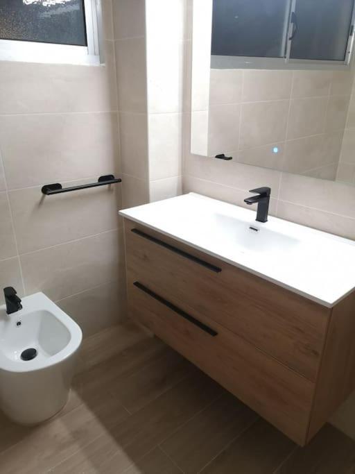 Hostal Mari En La Laguna, Alquiler Habitacion Privada En Hostal, 6 Habitaciones Cerca De La Universidad Y Aeropuerto Norte, 3 Banos Compartidos Ла Лагуна Екстериор снимка