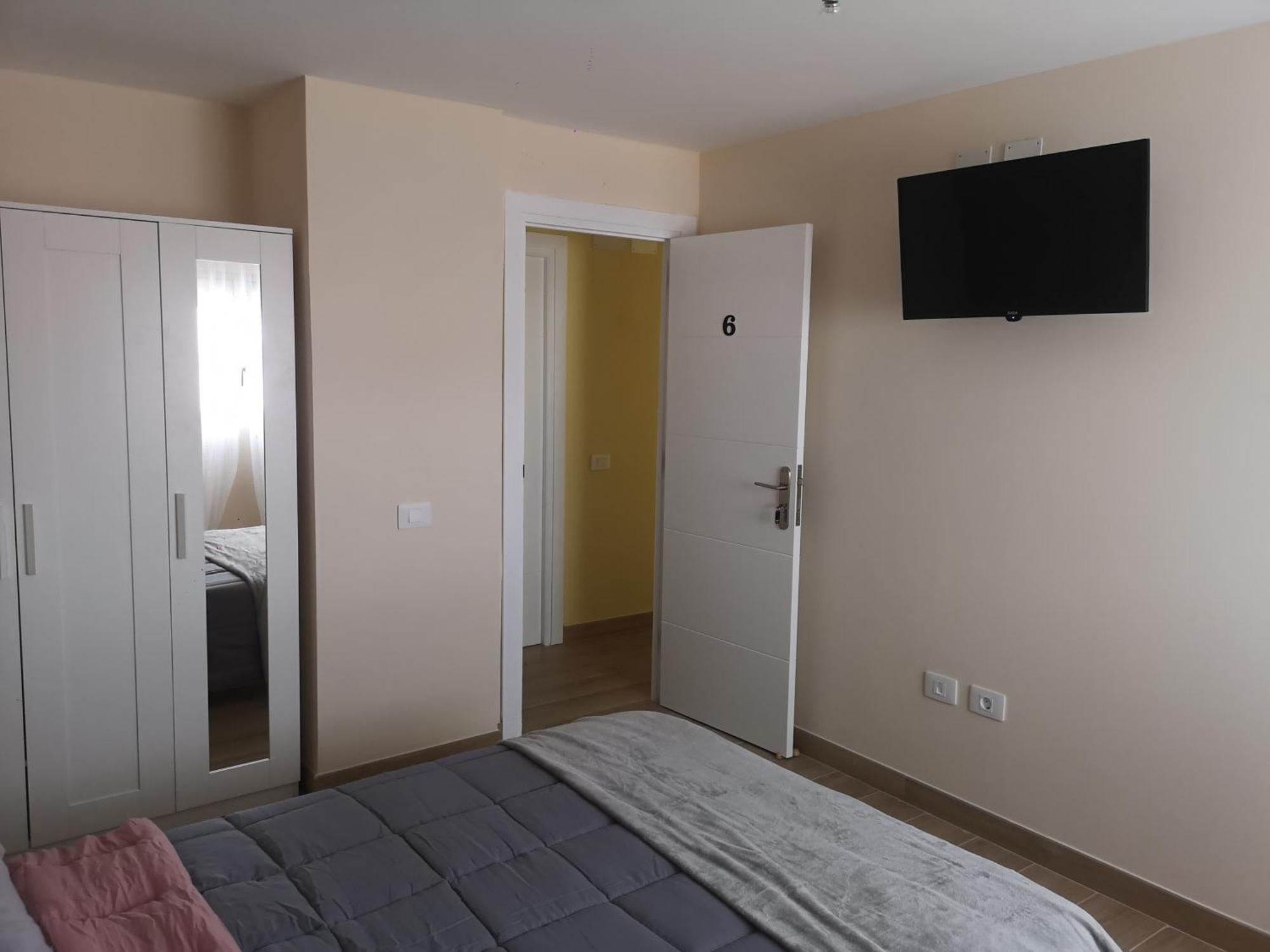 Hostal Mari En La Laguna, Alquiler Habitacion Privada En Hostal, 6 Habitaciones Cerca De La Universidad Y Aeropuerto Norte, 3 Banos Compartidos Ла Лагуна Екстериор снимка